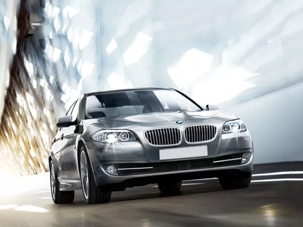 Dịch vụ thay Kính chắn gió xe BMW 523i tận nơi
